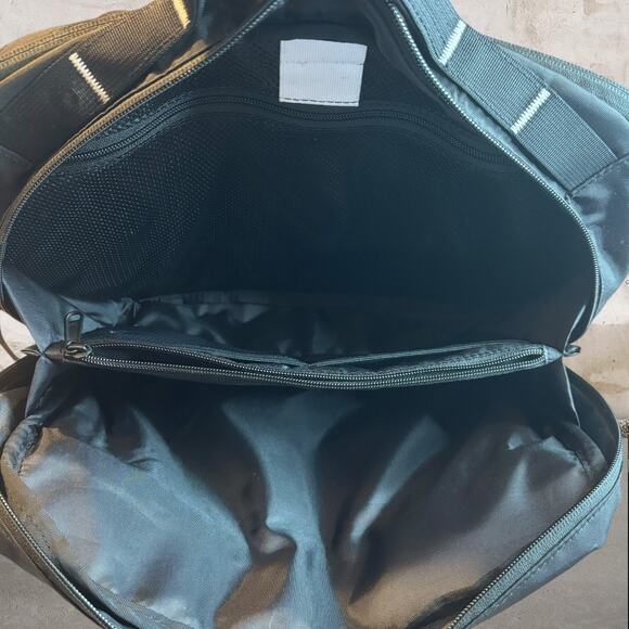 The North Face NWOT Base Camp Voyager Sling in Black - Picture 7 of 7